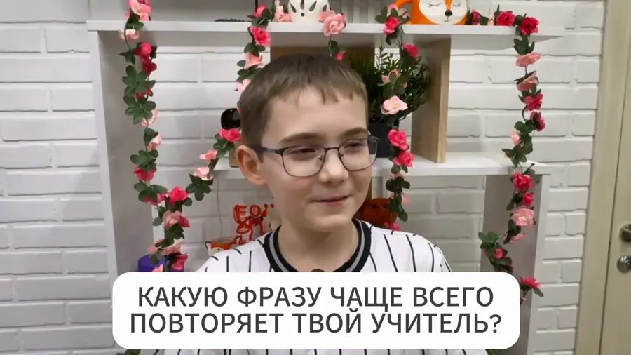 Педагог ведёт урок английского в мини-группе