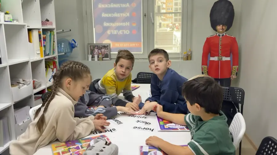 Игра Spell and guess: дети диктуют слово по буквам