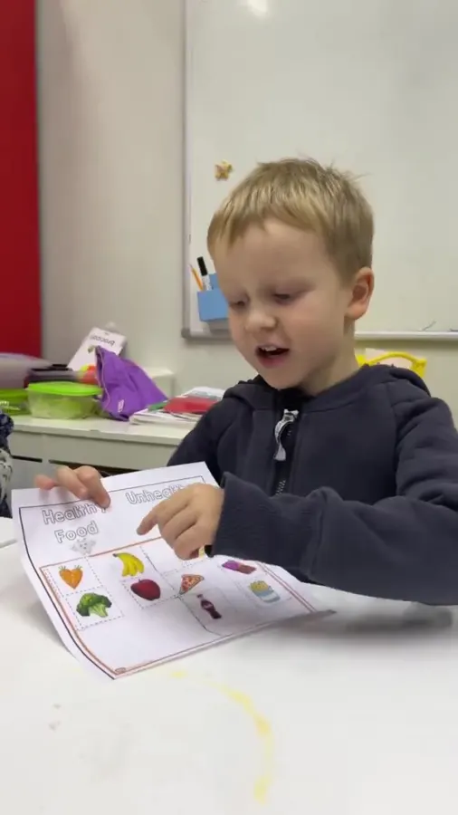 Мальчик 5–6 лет выполняет задание