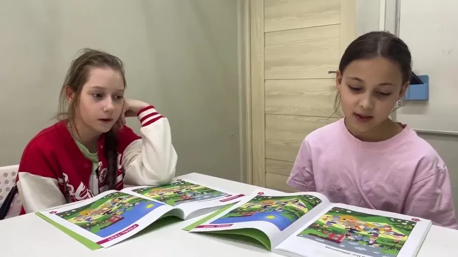 Две ученицы читают книги на английском