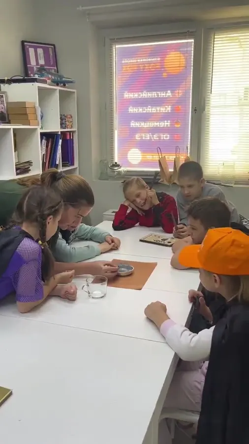 Летняя Академия: творческое задание за столом