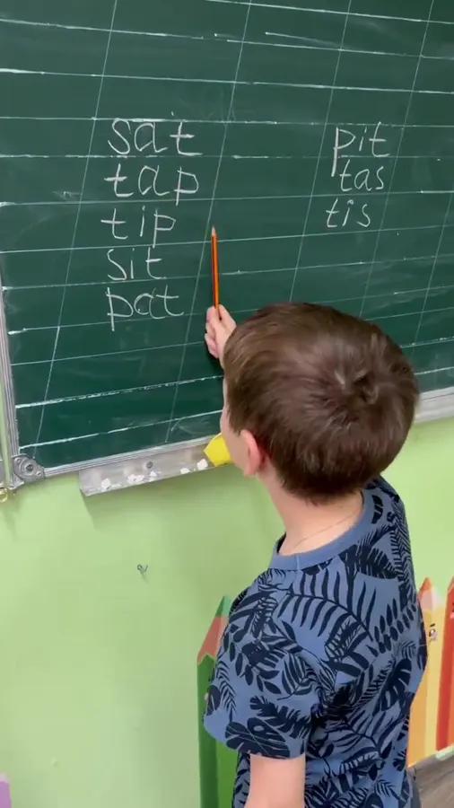 Ученик пишет слова на доске