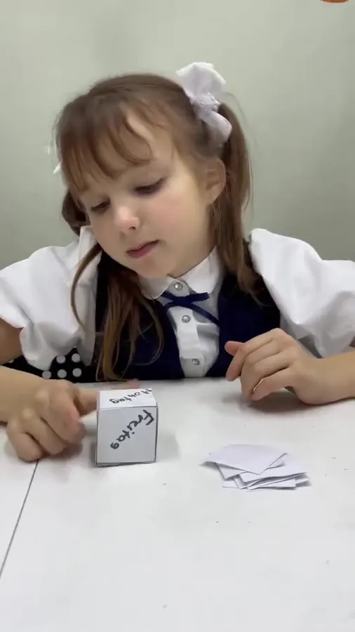 Ученица отвечает на уроке немецкого