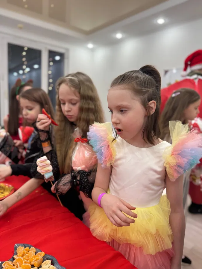 Новогодний праздник: девочки в нарядных костюмах