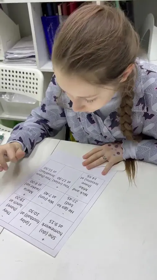 Ученица выполняет письменное задание