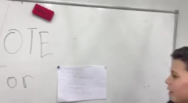Ученик отвечает у доски с записями