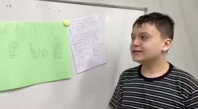 Ученик защищает проект на английском у доски
